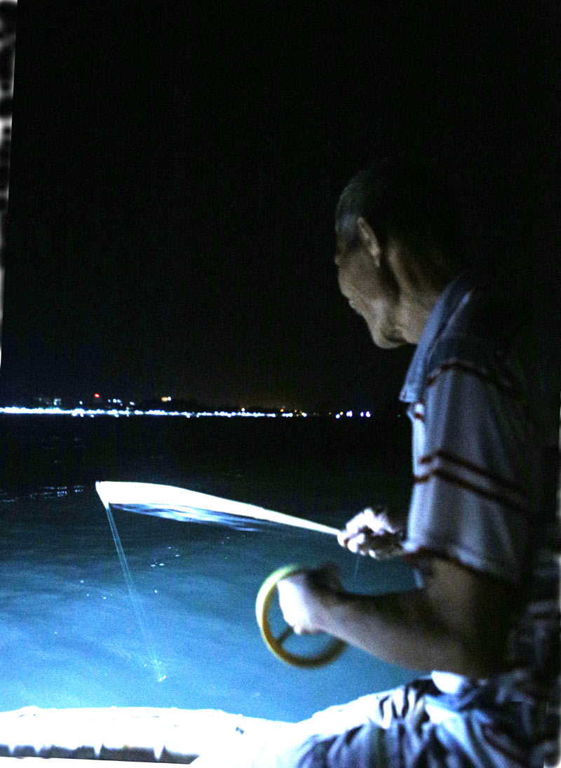 Vào vai ngư phủ ở biển Cửa Lò, Nghệ An - Ảnh 7