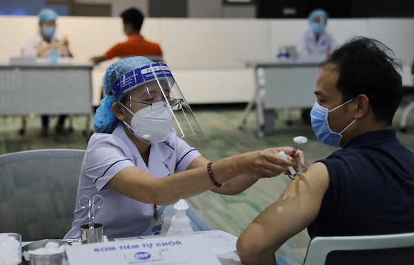 TP Hồ Chí Minh: Tăng từ 600 lên 1.000 bàn tiêm vaccine Covid-19 mỗi ngày - Ảnh 1