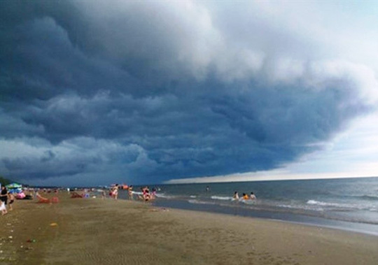 Nhà khoa học lên tiếng về đám mây đen kỳ lạ trên biển Sầm Sơn - Ảnh 2