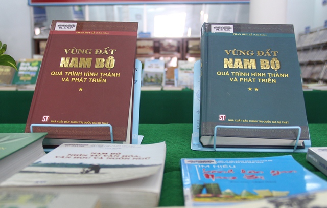 2 bộ tem về cuộc đời và sự nghiệp Chủ tịch Hồ Chí Minh - Ảnh 11