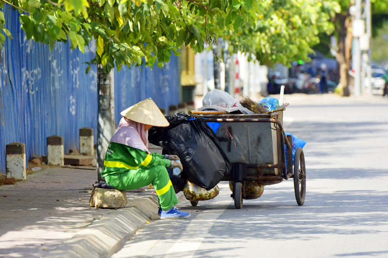 Hà Nội: Người dân dùng đủ chiêu che chắn dưới cái nắng gay gắt đầu hè - Ảnh 8