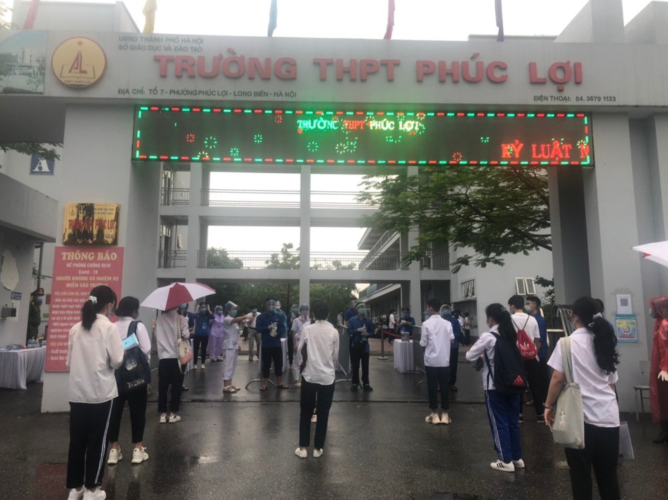 Quận Long Biên: Hơn 3.300 thí sinh bước vào buổi thi đầu tiên kỳ thi lớp 10 - Ảnh 1