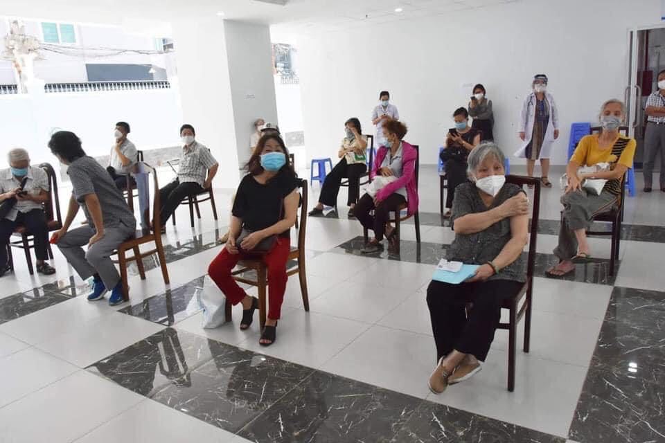 Người cao tuổi ở TP Hồ Chí Minh hồi hộp, xúc động khi được tiêm vaccine Covid-19 - Ảnh 3