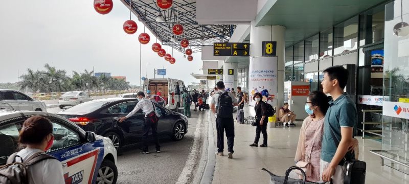 Cận cảnh Sân bay Nội Bài trong cao điểm ngày đầu nghỉ lễ - Ảnh 2