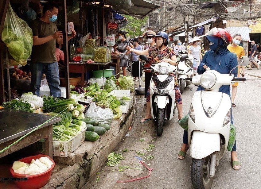 Sau 1 tuần Hà Nội giãn cách xã  hội: Hàng hoá dồi dào, không tăng giá đột biến - Ảnh 1