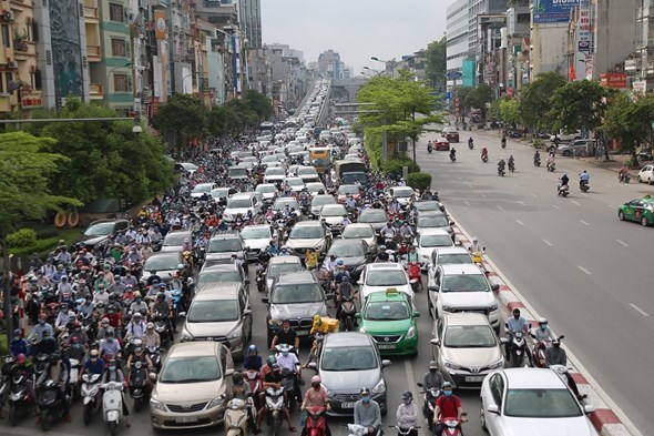 Hà Nội: Lượng phương tiện giao thông tăng mạnh ngay từ sáng sớm - Ảnh 2