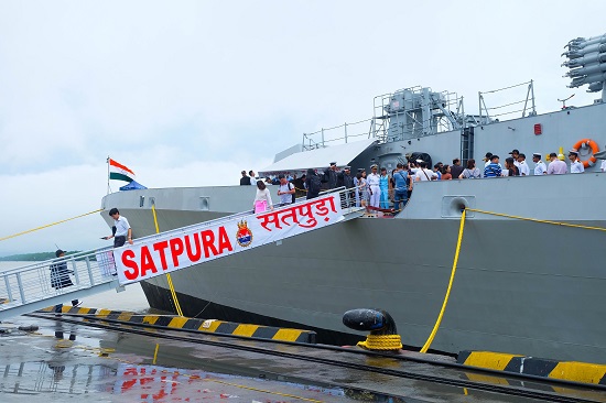 Cận cảnh tàu Hải quân Ấn Độ INS Satpura cập cảng Việt Nam - Ảnh 2