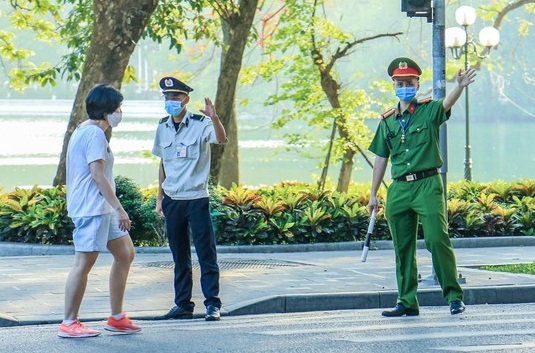 Hà Nội: Tập thể dục sớm quanh hồ Hoàn Kiếm, nhiều người bị nhắc nhở, xử phạt - Ảnh 5