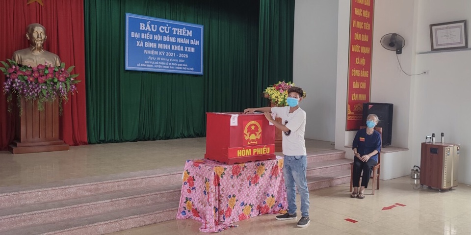 Huyện Thanh Oai: 99% cử tri đi bỏ phiếu, đã bầu đủ số lượng đại biểu HĐND xã Bình Minh nhiệm kỳ 2021 - 2026 - Ảnh 1