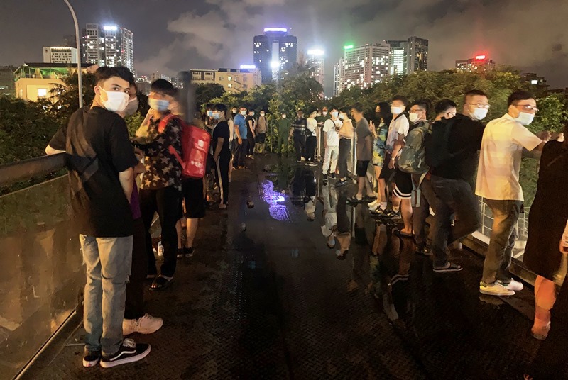 Hà Nội: Tụ tập đông người, hơn 50 thanh thiếu niên bị đưa về Công an phường trong đêm - Ảnh 3