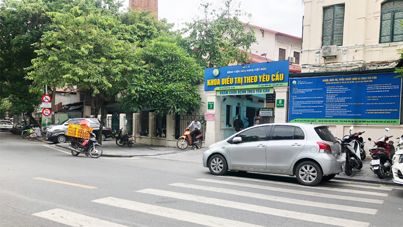 Tình trạng taxi "bủa vây" trước cổng bệnh viện Việt Đức bao giờ chấm dứt? - Ảnh 3