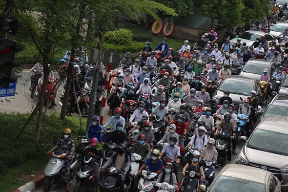 Hà Nội: Lượng phương tiện giao thông tăng mạnh ngay từ sáng sớm - Ảnh 6