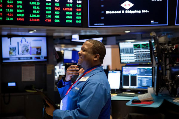 Chứng khoán Mỹ: Giới đầu tư ồ ạt mua vào, Dow Jones tiếp tục lập kỷ lục - Ảnh 1