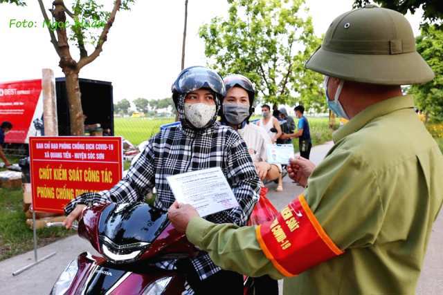 Huyện Sóc Sơn: Test nhanh trường hợp nghi ngờ Covid-19 tại các chốt kiểm soát dịch - Ảnh 1