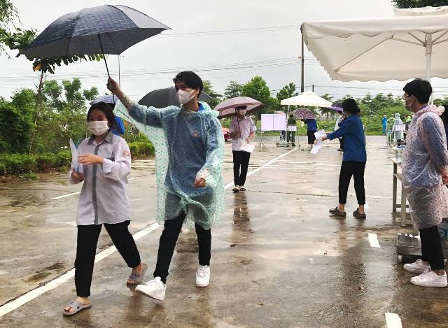 Thanh niên tình nguyện huyện Mê Linh dầm mưa hỗ trợ thí sinh dự thi lớp 10 THPT - Ảnh 1