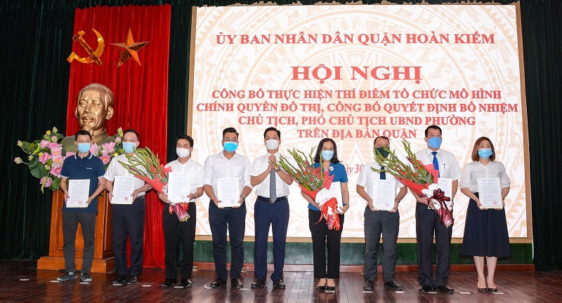 Quận Hoàn Kiếm công bố quyết định bổ nhiệm 16 Chủ tịch, 35 Phó Chủ tịch UBND phường - Ảnh 2