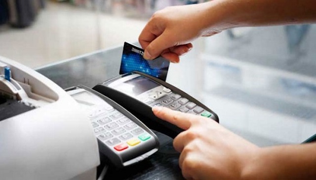 Từ 1/8, các tổ chức tín dụng phải giảm phí giao dịch trên ATM, POS, chuyển khoản liên ngân hàng - Ảnh 1
