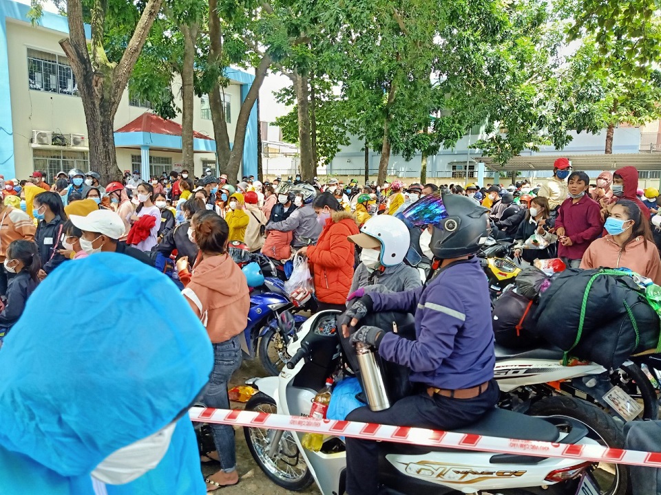 Niềm vui của hơn 1.200 công nhân ở Đồng Nai được về quê tránh dịch - Ảnh 1