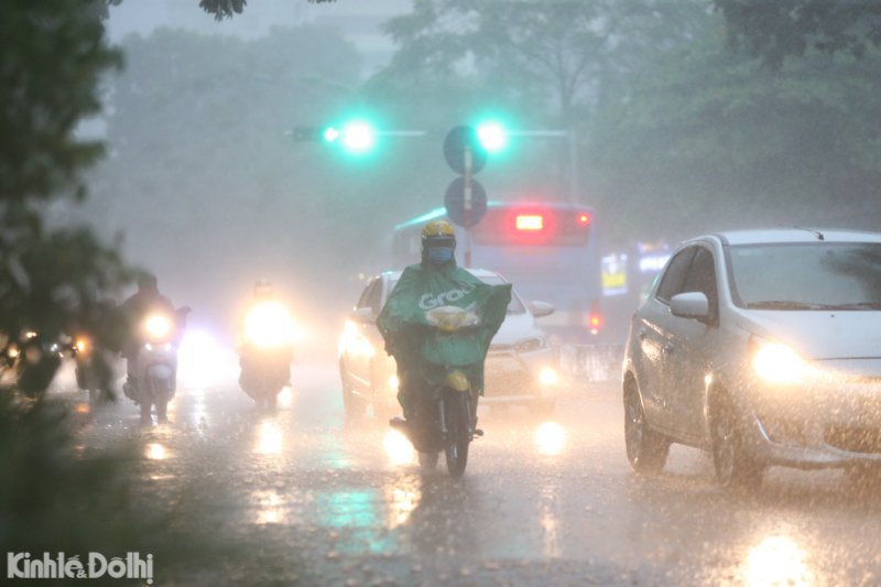 [Ảnh] Nội thành Hà Nội bất ngờ mưa lớn, ô tô rẽ sóng trên phố - Ảnh 9