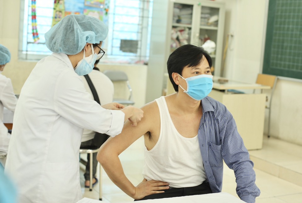 Chùm ảnh: Thêm 4.919 người dân quận Thanh Xuân tiêm vaccine phòng Covid-19 - Ảnh 8