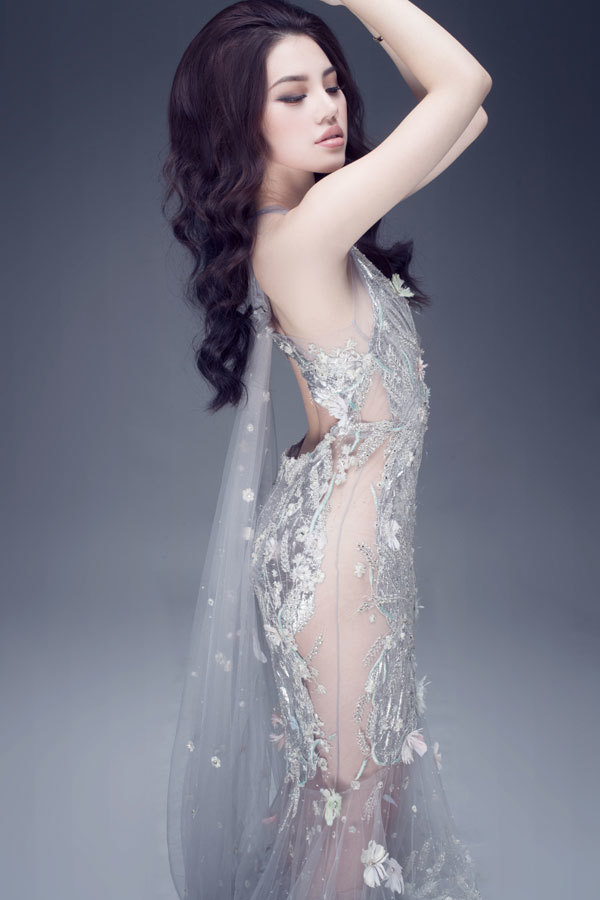 Hoa hậu Jolie Nguyễn vô cùng gợi cảm với váy 12.000USD - Ảnh 3