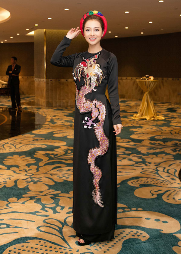 Jennifer Phạm rạng rỡ trong trang phục truyền thống giá 5000 USD - Ảnh 3