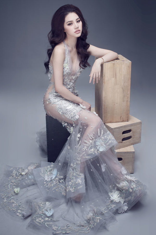 Hoa hậu Jolie Nguyễn vô cùng gợi cảm với váy 12.000USD - Ảnh 4