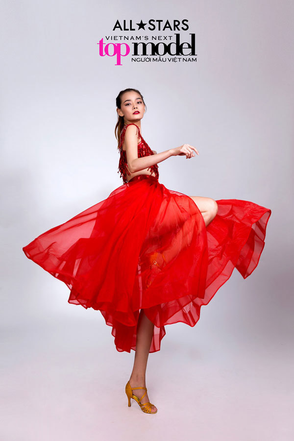 Top 9 Vietnam's next top model 2017 quyến rũ trong sắc đỏ - Ảnh 6