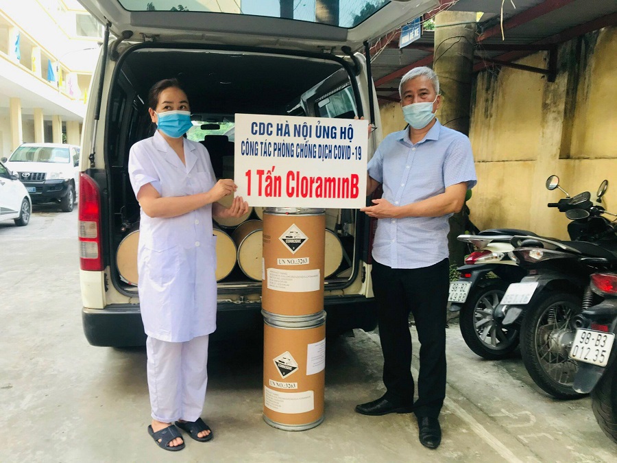 CDC Hà Nội trao tặng CDC Bắc Giang 1 tấn Cloramin B phòng dịch Covid-19 - Ảnh 1