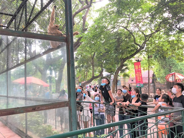 Hà Nội: Người dân chủ quan không đeo khẩu trang tại công viên - Ảnh 9