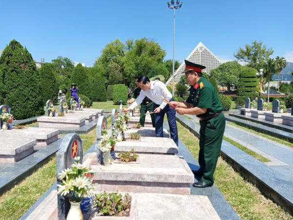Đoàn đại biểu TP Hà Nội thăm viếng nghĩa trang liệt sĩ ở Quảng Trị, Hà Giang, Điện Biên - Ảnh 5