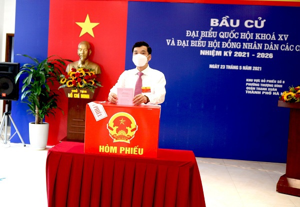 Chùm ảnh: Những cử tri đặc biệt tham gia bầu cử tại quận Thanh Xuân - Ảnh 8