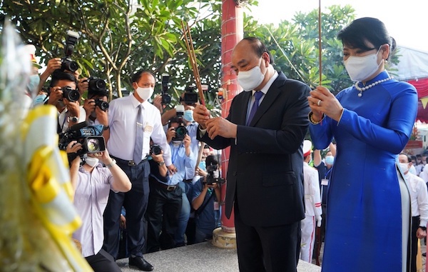 Chủ tịch nước Nguyễn Xuân Phúc bỏ phiếu bầu cử tại Củ Chi, TP Hồ Chí Minh - Ảnh 1