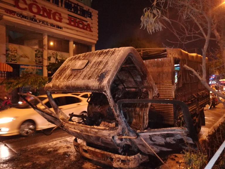 TP Hồ Chí Minh: Xe tải bất ngờ bốc cháy dữ dội trên đường Cộng Hòa - Ảnh 1