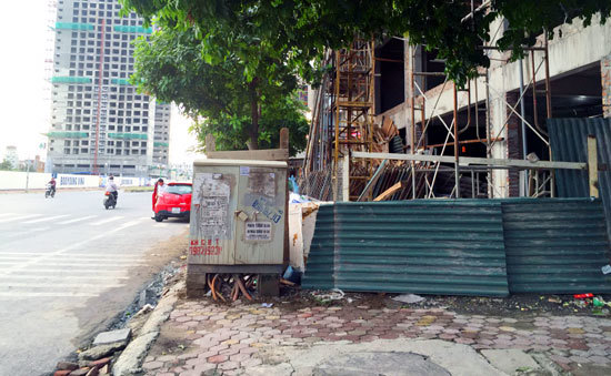 Cần xử lý nghiêm việc chiếm dụng vỉa hè xây dựng công trình ở phường Mộ Lao - Ảnh 4