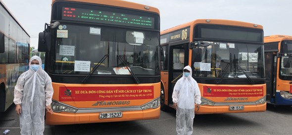 Xe buýt đưa hơn 300 người từ sân bay Nội Bài về khu cách ly tập trung - Ảnh 1
