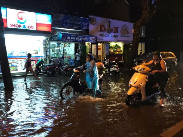 Hà Nội mưa lớn, người dân chật vật trên phố ngập sâu - Ảnh 10
