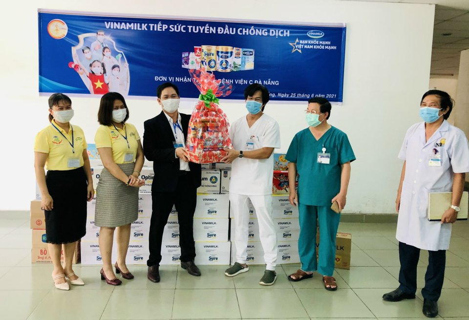 Vinamilk trao tặng món quà sức khỏe đến cán bộ y tế tuyến đầu và gia đình nhân ngày Gia đình Việt Nam - Ảnh 4