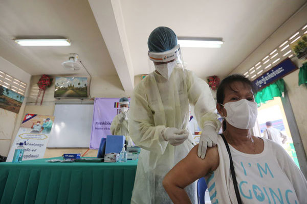 Campuchia sẽ tiêm vaccine cho tất cả người dân tại “Vùng Đỏ” ở Phnom Penh - Ảnh 1