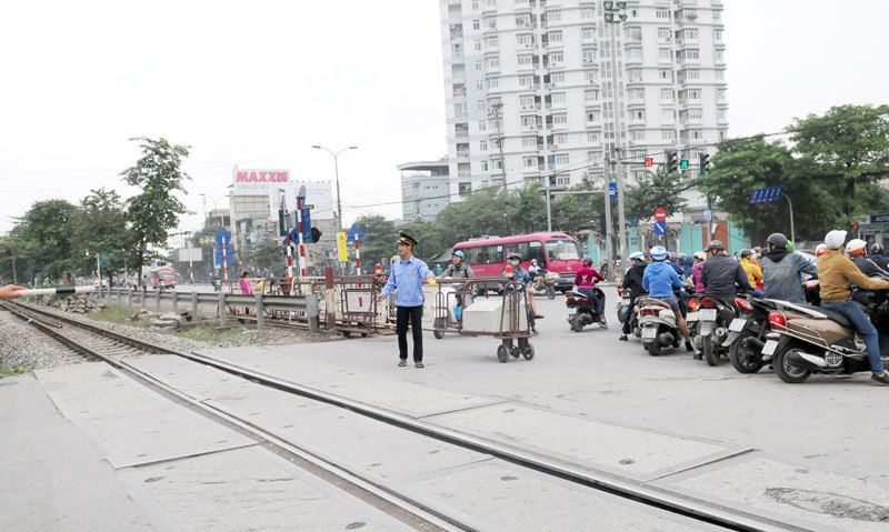 Thủ tướng chỉ thị lập lại trật tự hành lang an toàn đường bộ, đường sắt - Ảnh 1