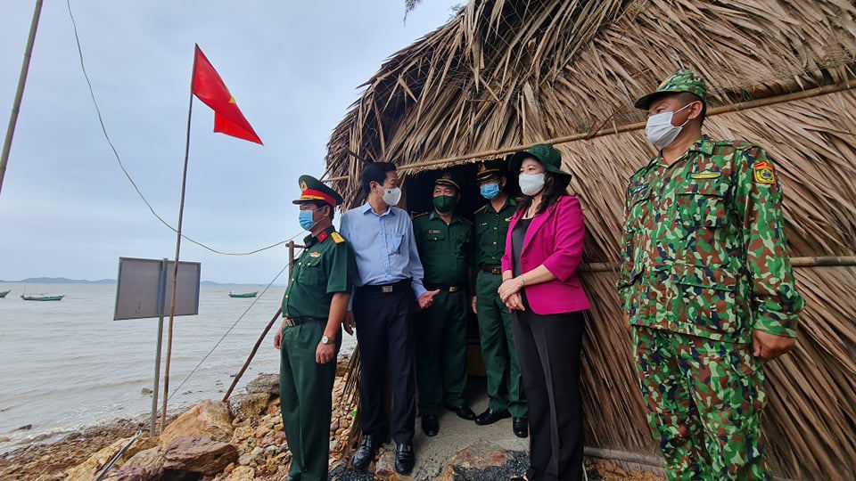 Phó Chủ tịch nước Võ Thị Ánh Xuân thăm, tặng quà các chốt phòng,  chống dịch Covid-19 tại Kiên Giang - Ảnh 2