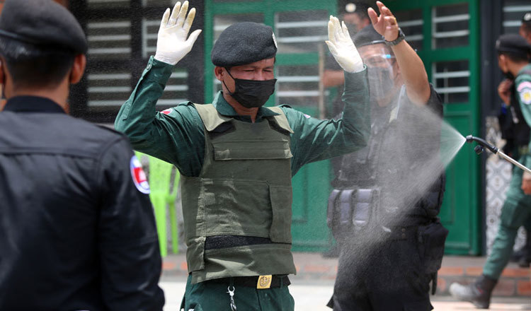 84 cảnh sát ở "Vùng Đỏ" Campuchia nhiễm Covid-19 - Ảnh 1