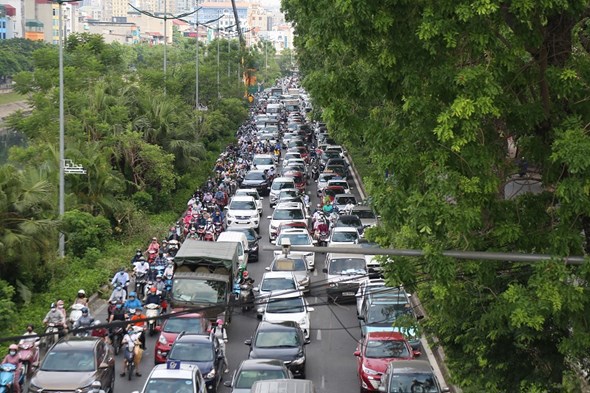 Hà Nội: Lượng phương tiện giao thông tăng mạnh ngay từ sáng sớm - Ảnh 3