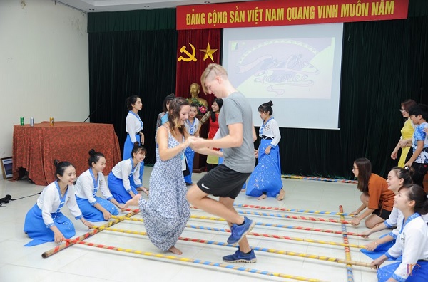 Ấn tượng lớp học múa truyền thống Việt Nam cho người nước ngoài - Ảnh 1