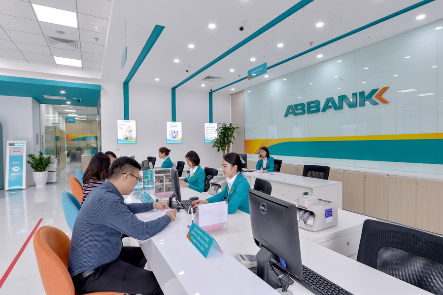 ABBANK áp dụng hệ thống nhận diện thương hiệu và không gian giao dịch mới - Ảnh 1