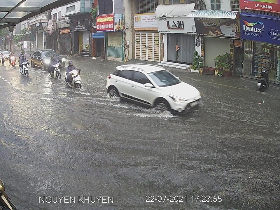 [Ảnh] Nội thành Hà Nội bất ngờ mưa lớn, ô tô rẽ sóng trên phố - Ảnh 12