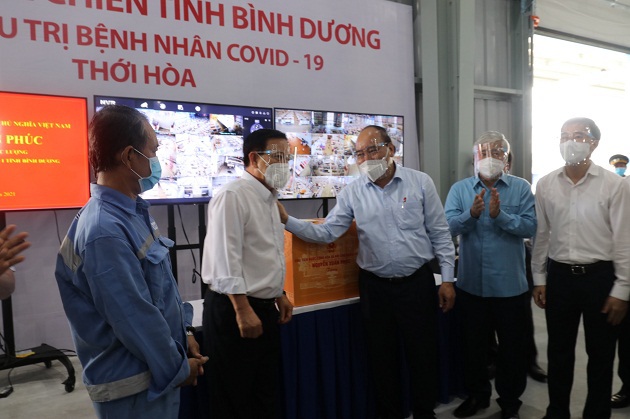 Bình Dương: Chủ tịch nước Nguyễn Xuân Phúc kiểm tra công tác phòng, chống dịch Covid-19 - Ảnh 2