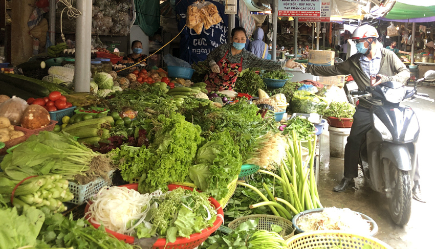 Hà Nội: Rau xanh tại chợ truyền thống tăng giá - Ảnh 2