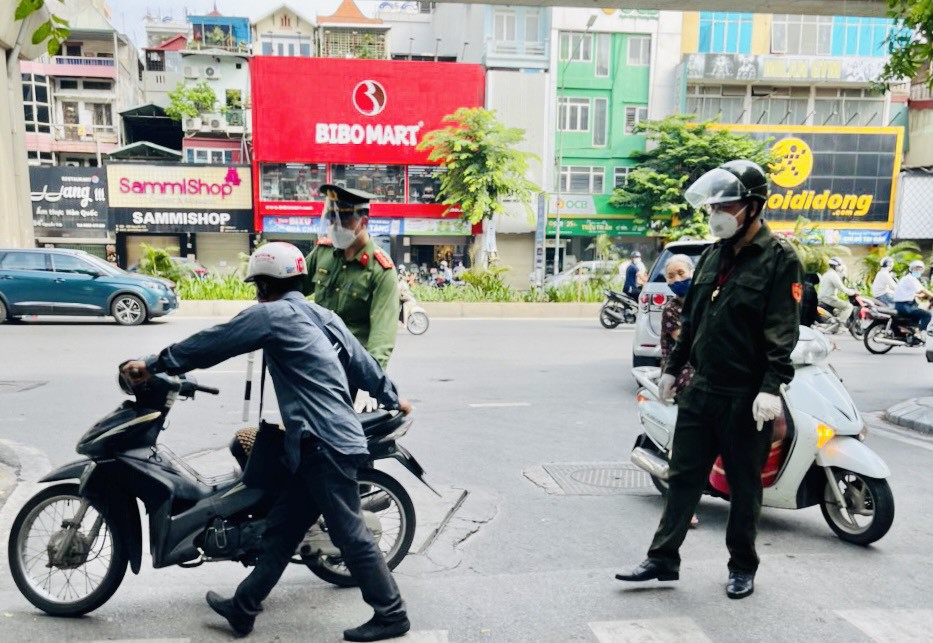 Chùm ảnh: Quận Thanh Xuân tăng cường kiểm tra, xử lý các trường hợp vi phạm Chỉ thị 17 - Ảnh 7