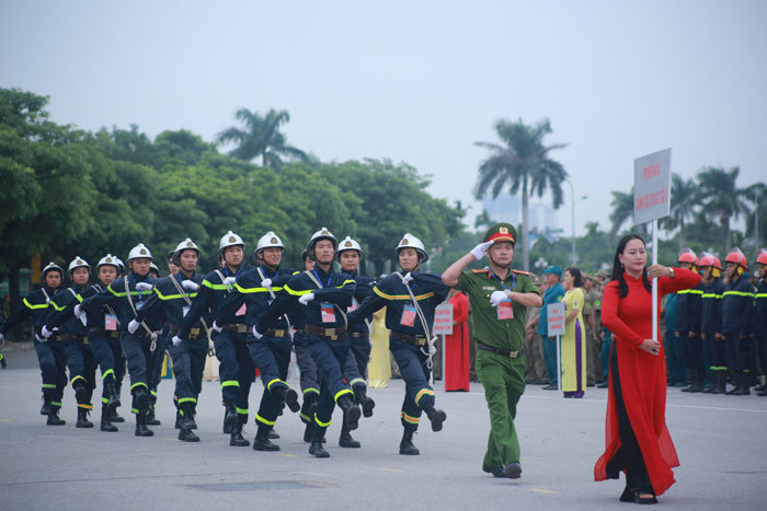 Sôi nổi hội thi thể thao nghiệp vụ chữa cháy và cứu nạn cứu hộ - Ảnh 9